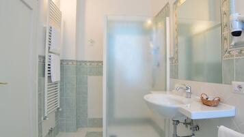 Douche, sĂšche-cheveux, bidet, serviettes fournies