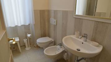 Douche, sĂšche-cheveux, bidet, serviettes fournies