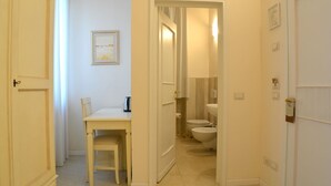 Un baño con inodoro, bidé y lavamanos.
