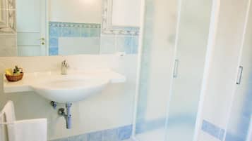 Douche, sĂšche-cheveux, bidet, serviettes fournies