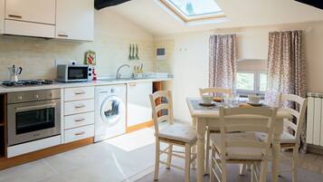 Frigorifero, microonde, forno, piano cottura