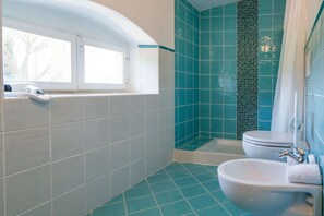 Dutxa, assecador de cabells, bidet i tovalloles