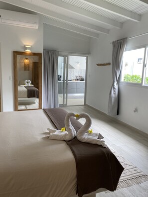 Romantic Apartment, 1 King Bed, Ensuite, Courtyard View (Palms the luxe ) | Egyptian cotton sheets, premium bedding, down duvets, in-room safe - Movida Inn Aruba (Noord)