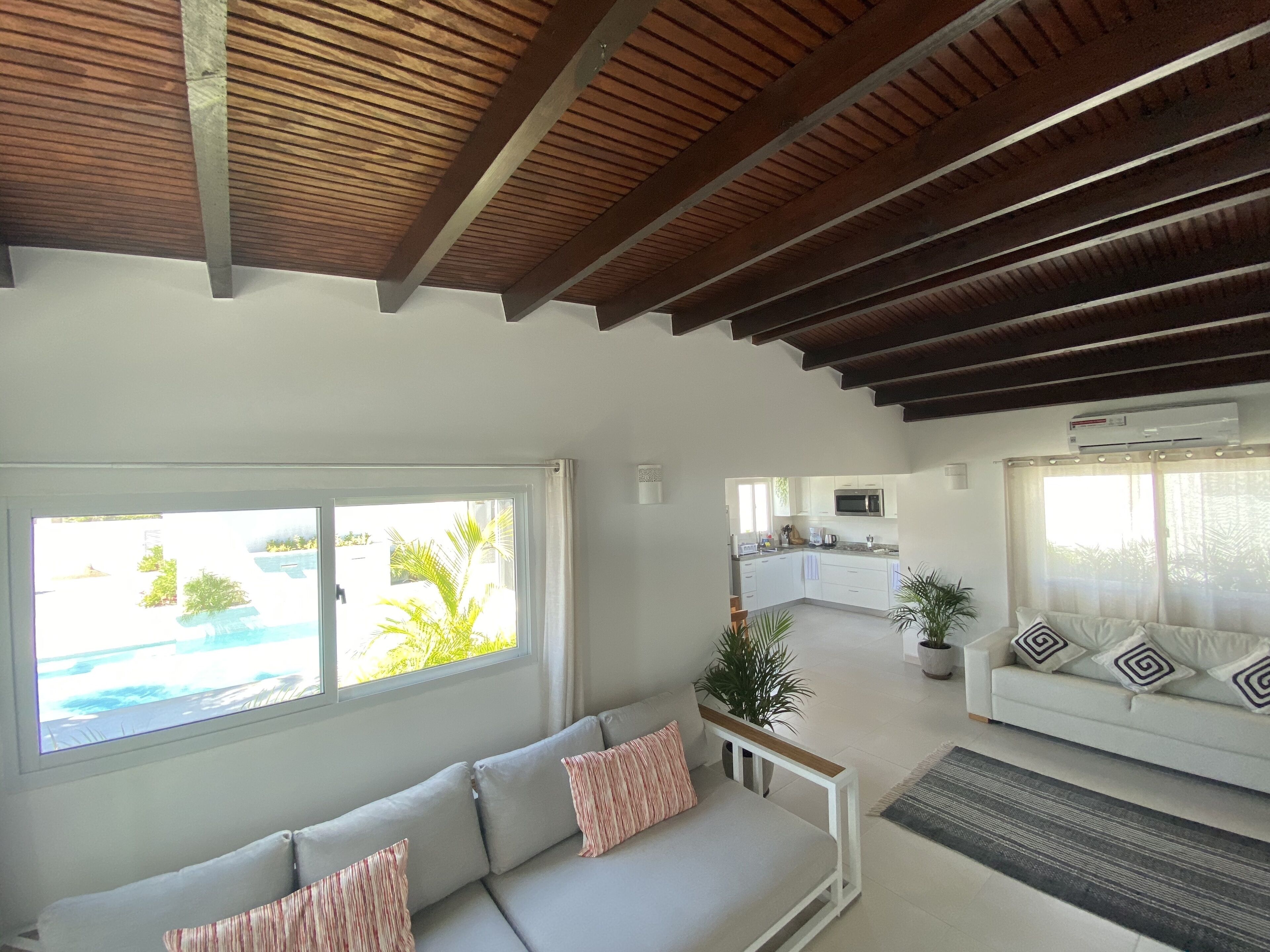 Apartment, mit Bad, Gartenblick (Main House) | Wohnbereich | 50-Zoll-Smart-TV mit Kabelempfang, Fernseher