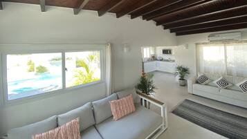 Apartment, mit Bad, Gartenblick (Main House) | Wohnbereich | 50-Zoll-Smart-TV mit Kabelempfang, Fernseher