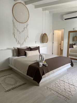 شقة ذات طابع رومانسي - سرير ملكي - بحمام داخل الغرفة - منظر للفناء (Palms the luxe ) | ملاءات من القطن المصري وأغطية فراش متميزة وألحفة محشوة بالريش