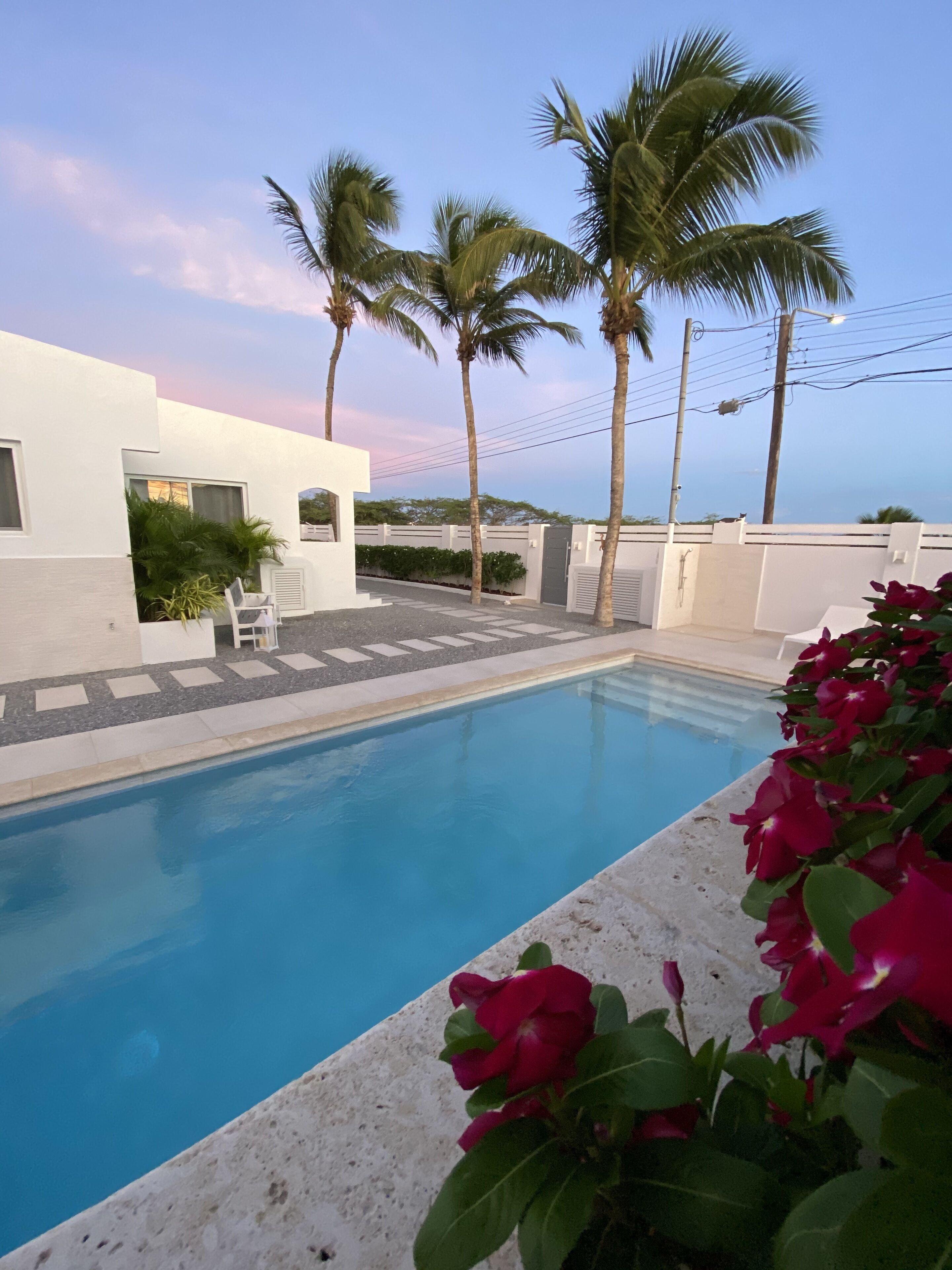 室外游泳池，09:00 至 21:00 开放，日光浴躺椅