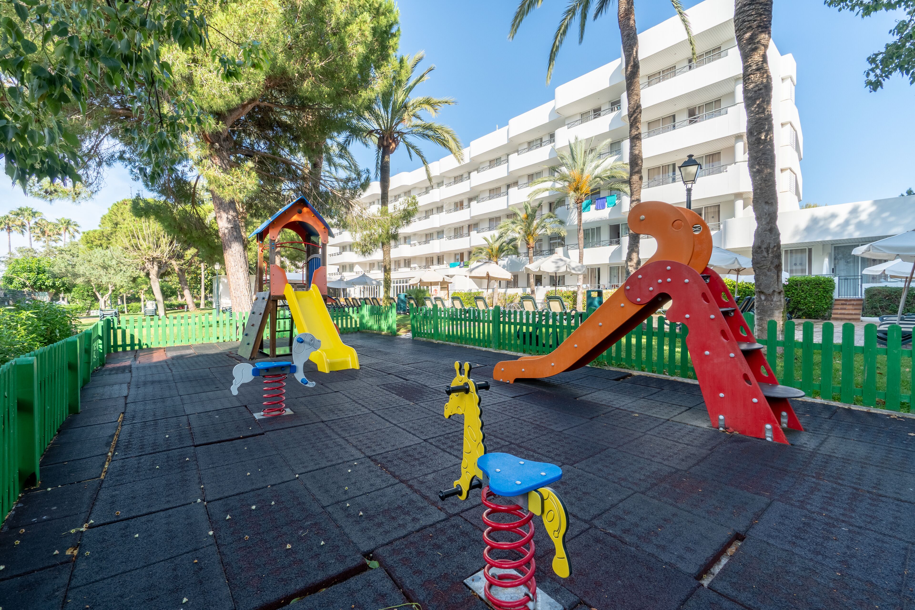 Zona de juegos infantil al aire libre