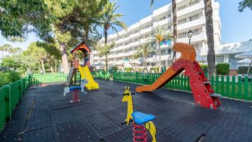 Zona de juegos infantil al aire libre
