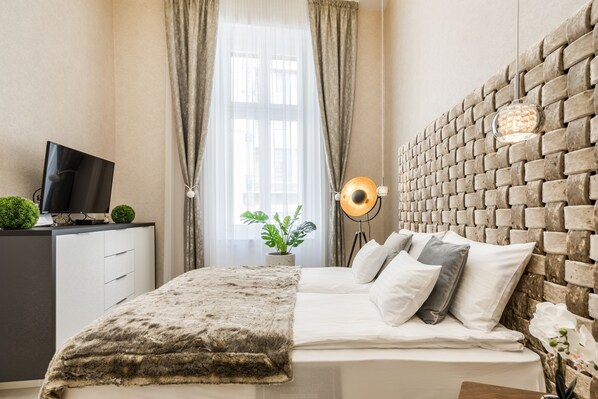 3 bedrooms, in-room safe, iron/ironing board, WiFi