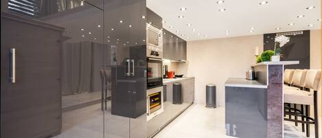 Mikrowelle, Geschirrspüler, Wasserkocher mit Kaffee-/Teezubehör, Toaster