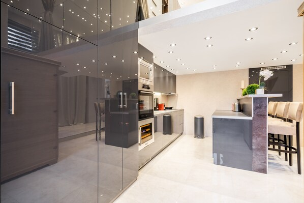 Microwave, dishwasher, coffee/tea maker, toaster