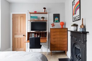 1 soverom, skrivebord, wi-fi (inkludert) og sengetøy