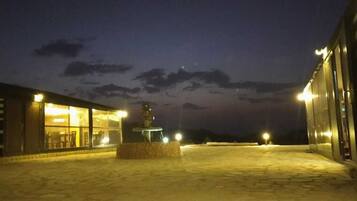 Facciata della struttura - sera/notte