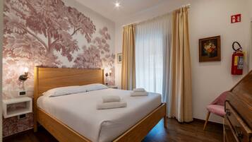 1 camera, una scrivania, Wi-Fi, lenzuola