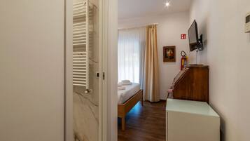 1 camera, una scrivania, Wi-Fi, lenzuola