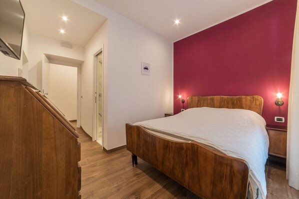 1 bedroom, desk, WiFi, bed sheets