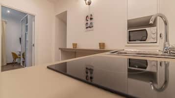 Mikrowelle, Herdplatte, Wasserkocher, Toaster