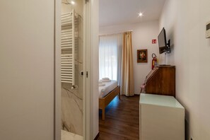 1 bedroom, desk, WiFi, bed sheets