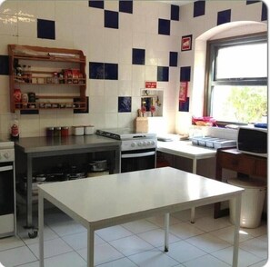 Full-size fridge, microwave, oven, stovetop