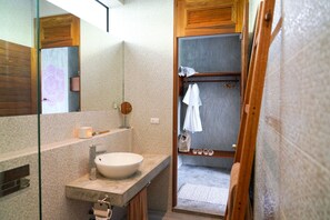 Towels, soap, shampoo, toilet paper - Retreat resort Lan Sabai (Moo7 Naiharn)