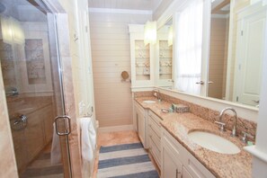 Badewanne, Haartrockner, Handtücher