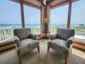 TV, caminetto, lettore DVD, impianto stereo