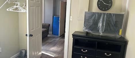 1 habitación, tabla de planchar con plancha, wifi gratis y ropa de cama