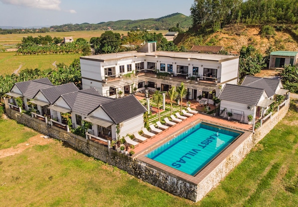 Una piscina al aire libre