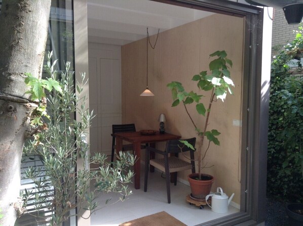 Outdoor dining - Unique B&B at the entrance of the Vondelpark (Amsterdam)