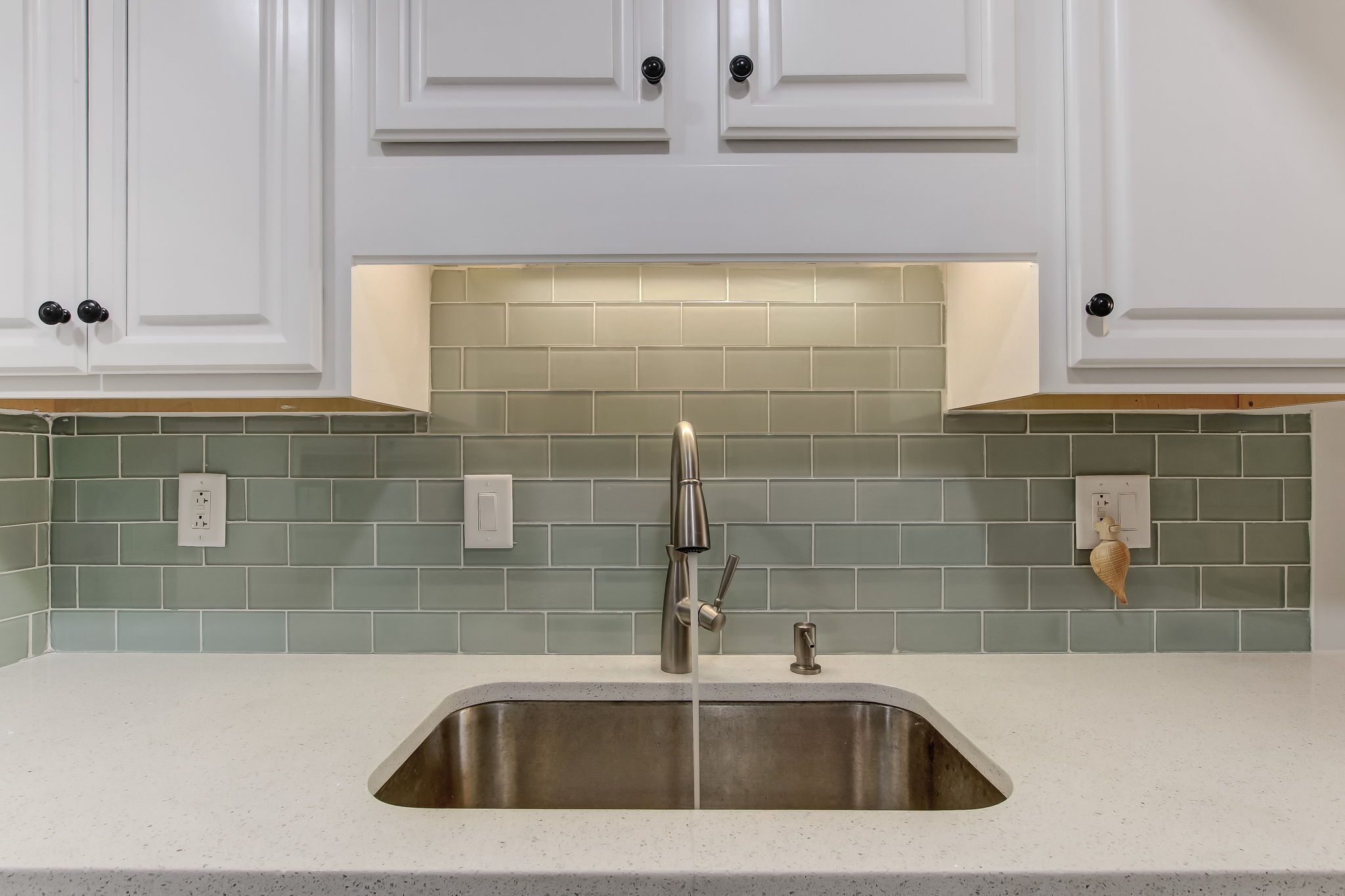Single basin kitchen sink