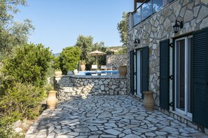 Terrace/patio - Villa Margarita, private infinity pool, amazing views, luxury, spacious, parking (Sivota)