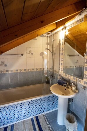 Combined shower/bathtub, hair dryer, towels, soap