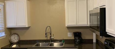 冰箱、微波炉、烤箱、炉灶