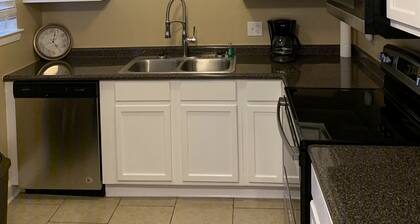 BLUEBONNET AND PERKINS - WHOLE HOUSE CUTE LITTLE HOUSE IN THE HEART OF IT ALL