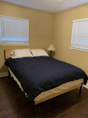 3 bedrooms, iron/ironing board, WiFi, bed sheets - BLUEBONNET AND PERKINS - WHOLE  HOUSE CUTE LITTLE HOUSE IN THE HEART OF IT ALL  (Baton Rouge)