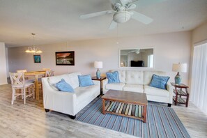 TV, books - El Matador 544 - FREE TICKETS!! Your stay includes free tickets to many area attractions! (Fort Walton Beach)