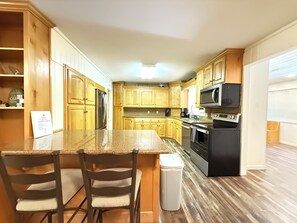 Kylskåp, mikrovågsugn, ugn och spishäll