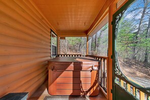 Interior - Cozy mountainside cabin, seasonal views of Mt. Leconte & minutes from Dollywood. (Pigeon Forge)