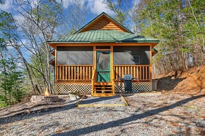 Exterior - Cozy mountainside cabin, seasonal views of Mt. Leconte & minutes from Dollywood. (Pigeon Forge)