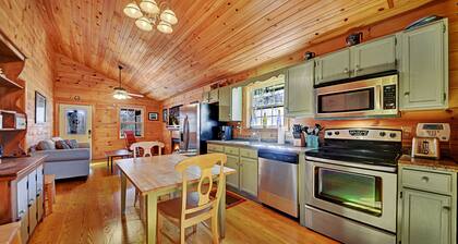 Cozy mountainside cabin, seasonal views of Mt. LeConte & minutes from Dollywood.