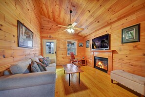 Smart TV, fireplace - Cozy mountainside cabin, seasonal views of Mt. Leconte & minutes from Dollywood. (Pigeon Forge)