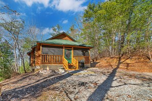 Exterior - Cozy mountainside cabin, seasonal views of Mt. LeConte & minutes from Dollywood. (Pigeon Forge)