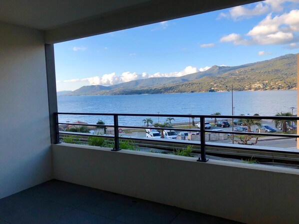 Property grounds - Standing apartment seen on sea (Propriano)