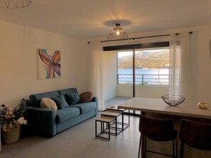 TV - Standing apartment seen on sea (Propriano)