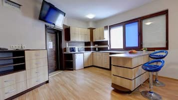Superior Studio, Garden View | Private kitchen | Fridge, microwave, cookware/dishes/utensils