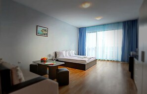 Studiolejlighed - havudsigt | 1 soveværelse, individuelt design, mørklægningsgardiner, lydisolering