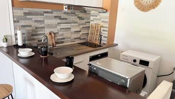 Kjøleskap, mikrobølgeovn, ovn og kokeplater