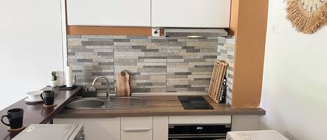 Frigorifero, microonde, forno, piano cottura