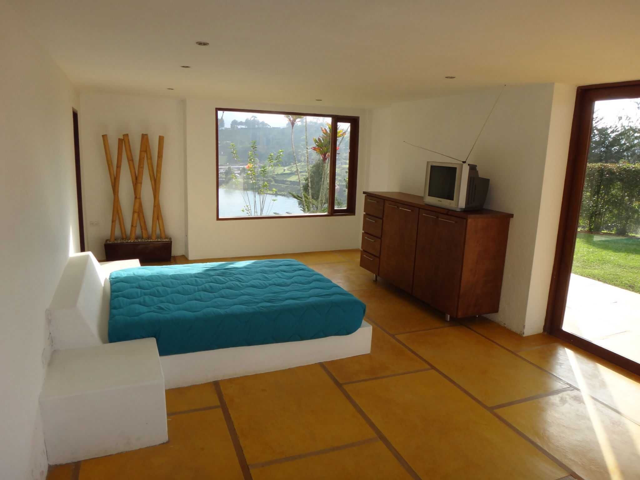4 habitaciones, tabla de planchar con plancha, wifi y ropa de cama 